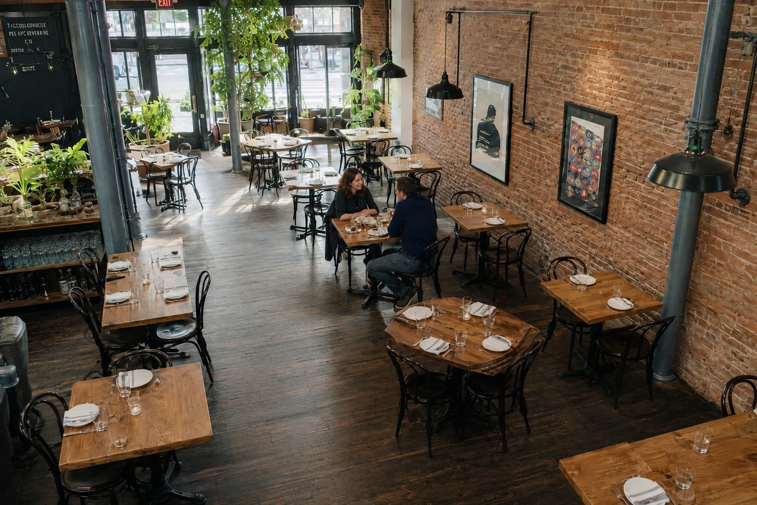 Rustig restaurant met slechts een enkele tafel bezet